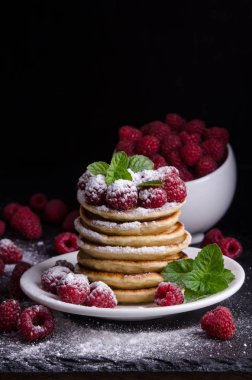 Ahududu siyah artalan üzerinde ile Pancakes