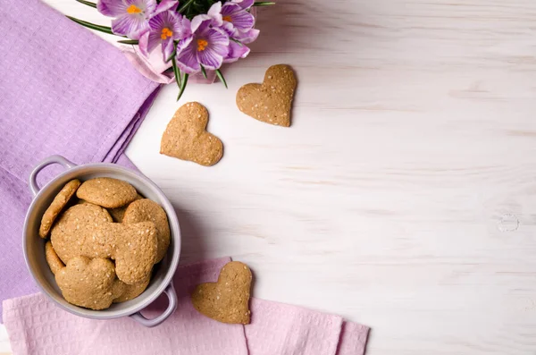 Biscoitos Secos Sésamo Forma Coração Uma Mesa Madeira — Fotografia de Stock
