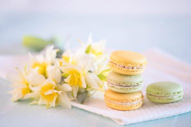güzel sarı çiçekli havlu üzerinde renkli macarons