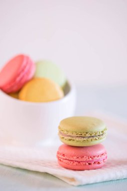 Macarons beyaz porselen kase mavi ahşap tablo