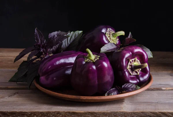 Vegetales Frescos Pimientos Morados Oscuros Plato Con Hojas Albahaca Sobre —  Fotos de Stock