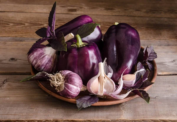 Fresh Vegetable Dark Purple Peppers Leaves Basil Garlic Old Rustic — Stock Photo, Image