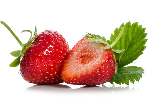 Fresas Enteras Una Otra Mitad Aisladas Sobre Fondo Blanco — Foto de Stock