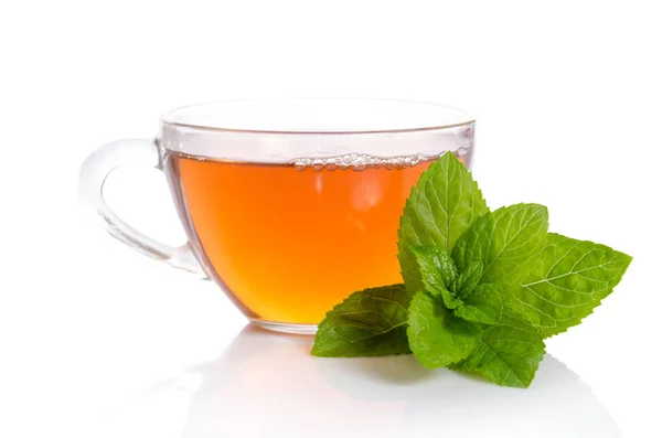 ミントと紅茶のグラス葉の孤立した白い背景 — ストック写真