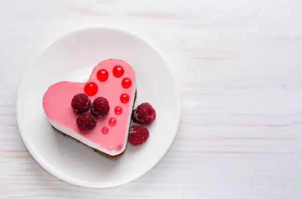 Bella Piccola Torta Forma Cuore Sul Tavolo — Foto Stock