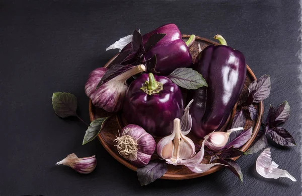 Fresh Vegetable Violet Pepper Leaves Basil Garlic Rustic Plate Black — Stock Photo, Image