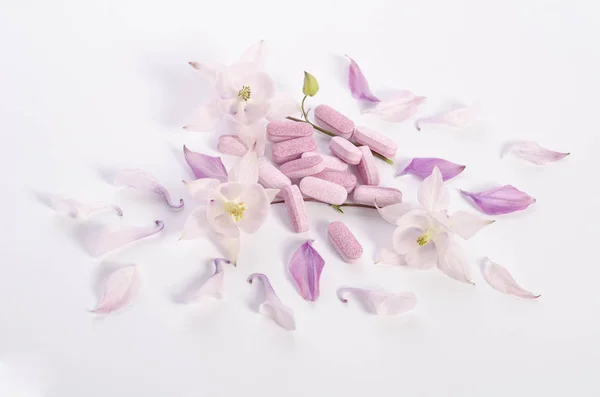 Tabletas Medicina Alternativa Con Flores Pétalos Mesa —  Fotos de Stock