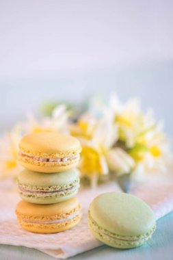 güzel sarı çiçekli havlu üzerinde renkli macarons