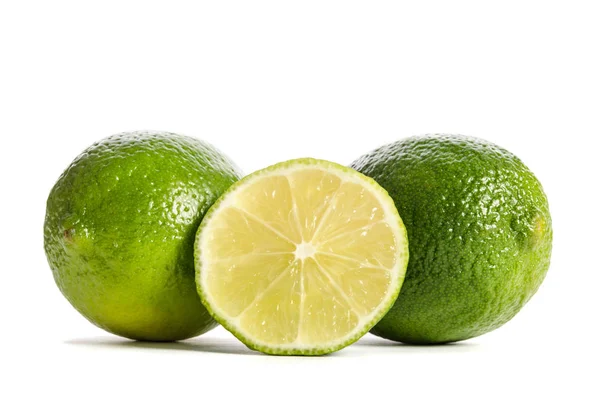 Två Limefrukterna Med Hälften Saftig Lime Isolerad Vit Bakgrund — Stockfoto