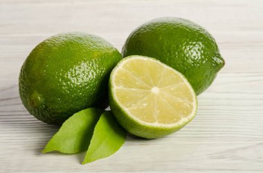 iki limon Sulu kireç ahşap bir masa üzerinde yarısı