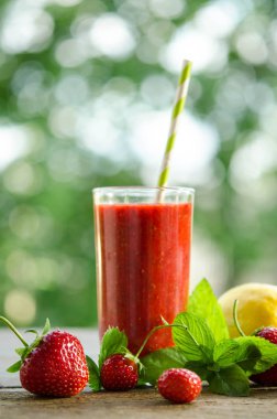 limon, nane yaprakları, çilek ve ahşap bir masa üzerinde çilek kokteyli smoothie