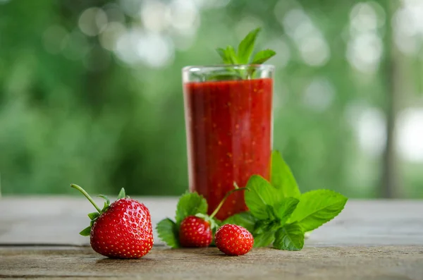 Mint Leaves Strawberries Strawberry Cocktail Smoothie Wooden Table — Stock Photo, Image