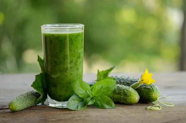 Vidro Com Smoothie Verde Uma Mesa Madeira Pepinos Com Flores — Fotografia de Stock