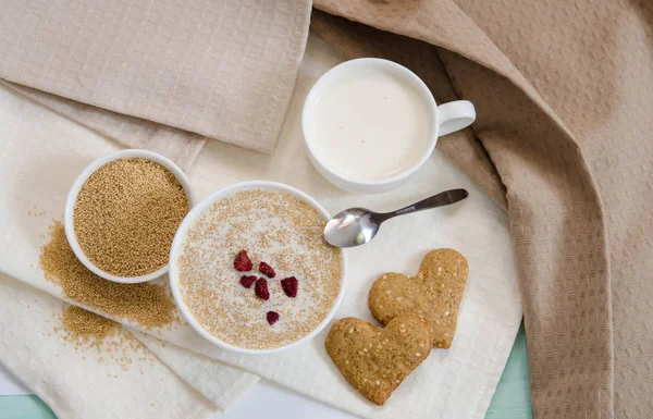 Gesundes Frühstück Sesamkekse Form Von Herzbrei Aus Amaranth Mit Erdbeeren — Stockfoto