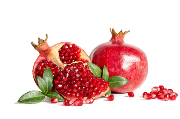 Hel Granatäpple Och Delar Granatäpple Med Blad Och Frön Isolerad — Stockfoto