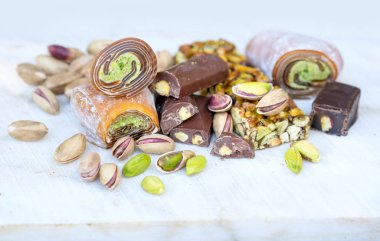 Beyaz ahşap backgro tarihinde Antep fıstığı ile Doğu Türk tatlılar