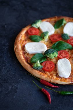 İtalyan pizza Mozzarella peyniri, domates, brokoli, baharatlar