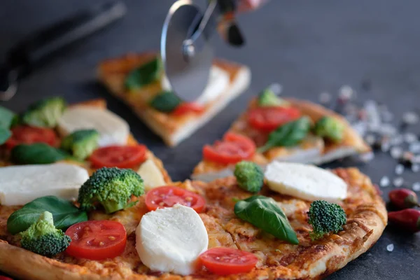 Pizza fatiada com queijo Mozzarella, tomate, brócolis, especiarias — Fotografia de Stock
