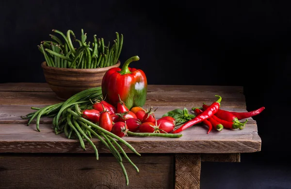Légumes. Légumes frais sur table rustique — Photo
