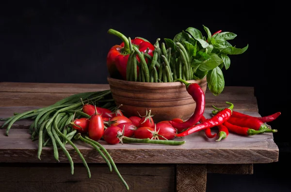 Grönsak. Färska grönsaker på rustika bord — Stockfoto