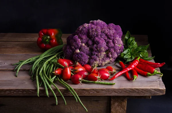 蔬菜.乡村餐桌上的新鲜蔬菜 — 图库照片