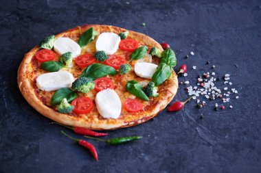 İtalyan pizza Mozzarella peyniri, domates, brokoli, baharatlar
