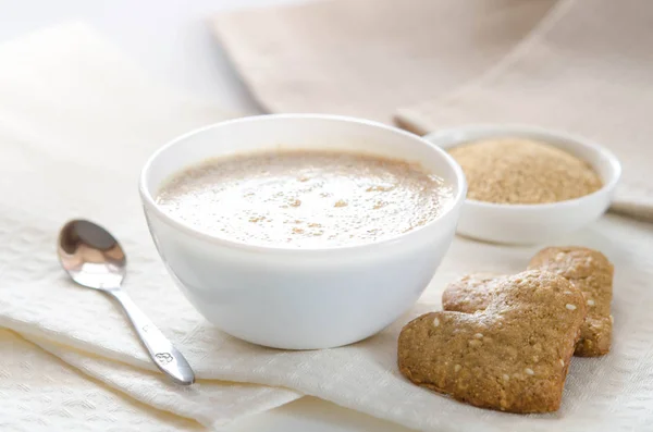 Gesundes Frühstück. Sesamkekse in Form von Herzporri — Stockfoto