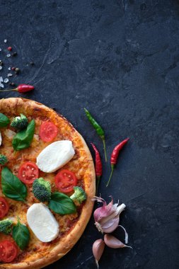 İtalyan pizza Mozzarella peyniri, domates, brokoli, baharatlar