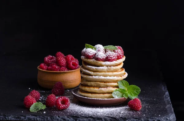 Ahududu ile krep ve çevresinde siyah artalan üzerinde çilek