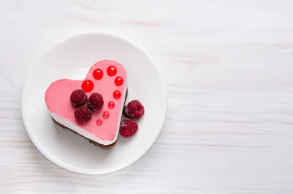 Красивый маленький торт в виде сердца на столе — стоковое фото