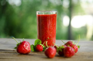  çilek ve ahşap bir masa üzerinde çilek kokteyli smoothie
