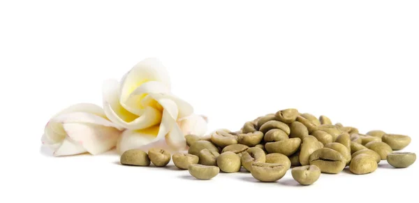 Mooie bloemen en groene koffiebonen geïsoleerd op wit — Stockfoto