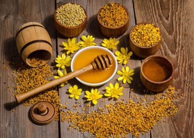 arıcı'nın natürmort ahşap arka plan üzerinde