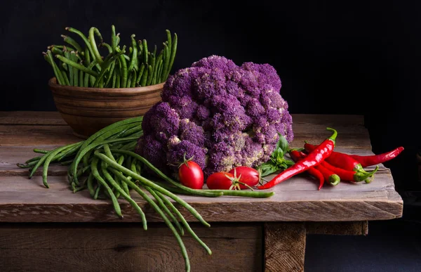 Verdura. Verdure fresche su tavola rustica — Foto Stock