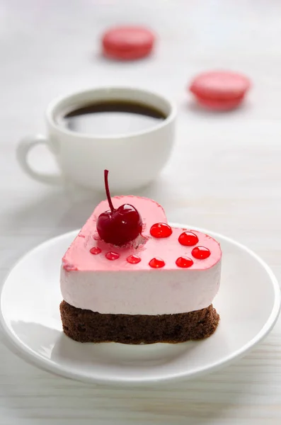 เค้กซูเฟิลในรูปหัวใจกับถ้วยกาแฟ — ภาพถ่ายสต็อก