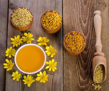 arıcı'nın natürmort ahşap arka plan üzerinde