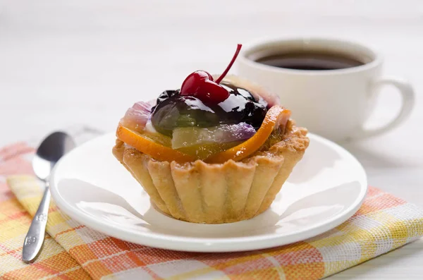 Bolo de cesta decorado com frutas diferentes e xícara de café — Fotografia de Stock