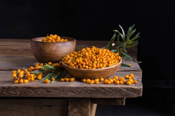 Sea buckthorn in the plate and around Sea buckthorn berries — Stock Photo, Image