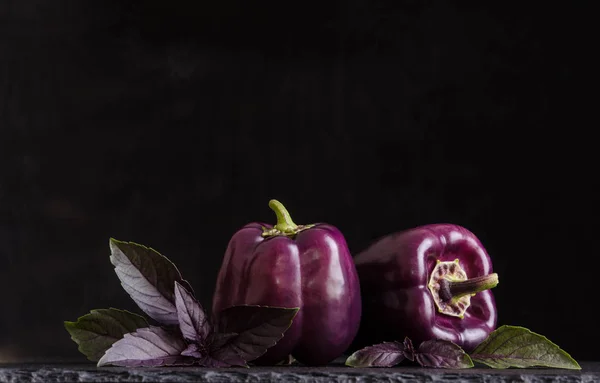 新鲜蔬菜深紫胡椒与罗勒叶子 — 图库照片