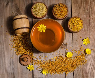 arıcı'nın natürmort ahşap arka plan üzerinde