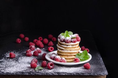  Siyah arka planda ahududulu krepler