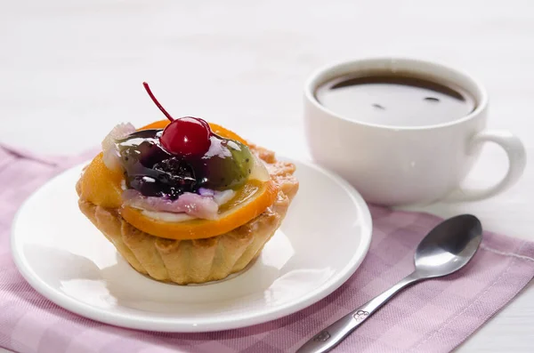 Bolo Cesta Decorado Com Frutas Diferentes Xícara Café Mesa Branca — Fotografia de Stock