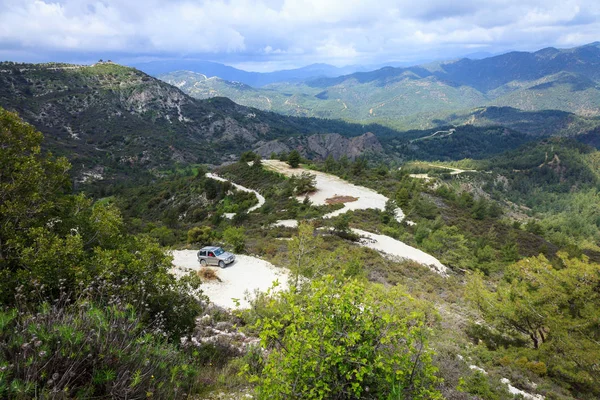 Carro off-road em uma estrada de montanha . — Fotografia de Stock