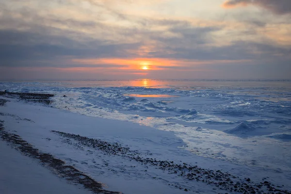 Nascer do sol sobre o Lago Baikal . — Fotografia de Stock