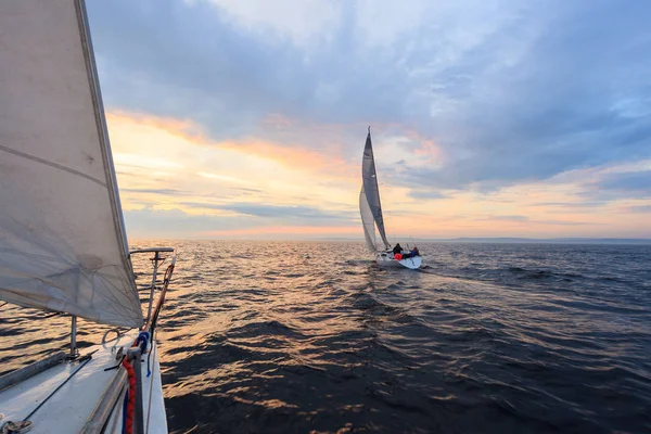 Két vitorlás jacht a Fehér-tengeren. — Stock Fotó