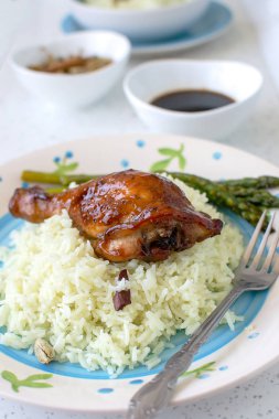 Teriyaki tavuk drumsticks beyaz masada beyaz pilav ile servis