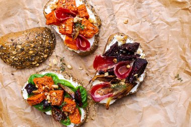 Bruschetta kabak, jambon, krem peynir ve soğan ile