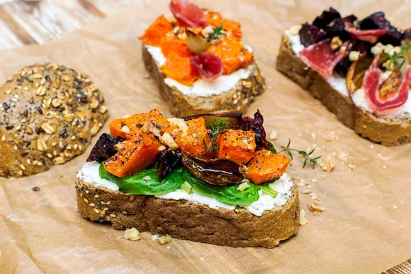 Bruschetta Dovleac Prosciutto Brânză Cremă Ceapă — Fotografie, imagine de stoc