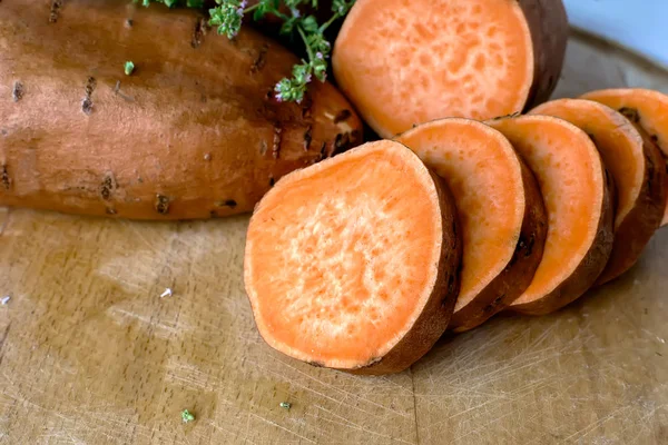 Rauwe Zoete Aardappel Houten Tafel — Stockfoto