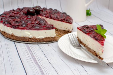 Masada kiraz jöle ile soğuk cheesecake